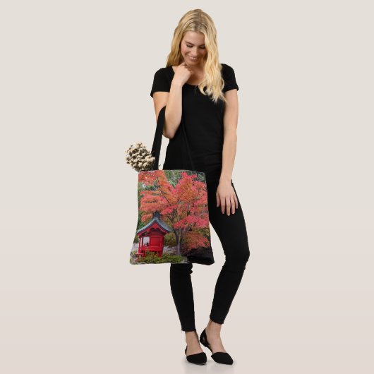 Japanse Tuin Kleurrijke Herfstbladeren Tote Bag (Op model)