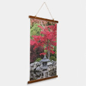 Japanse tuinlantaarn en rode mapelbladeren hangend wandkleed (Gebogen)
