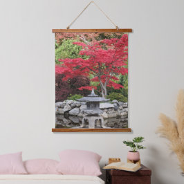 Japanse tuinlantaarn en rode mapelbladeren hangend wandkleed