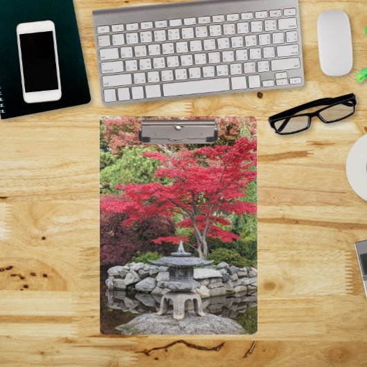 Japanse tuinlantaarn en rode mapelbladeren klembord