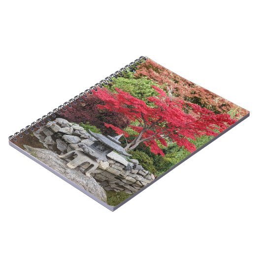 Japanse tuinlantaarn en rode mapelbladeren notitieboek (Linkerzijde)