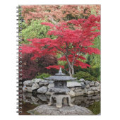 Japanse tuinlantaarn en rode mapelbladeren notitieboek (Voorkant)