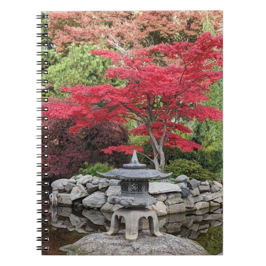 Japanse tuinlantaarn en rode mapelbladeren notitieboek (Voorkant)