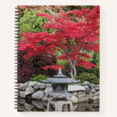 Japanse tuinlantaarn en rode mapelbladeren notitieboek (Voorkant)