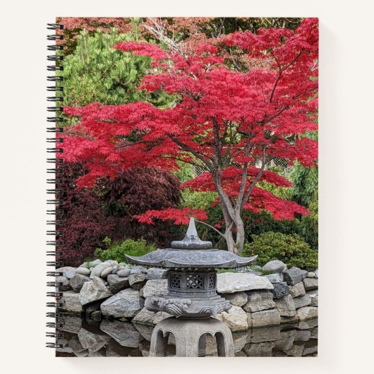 Japanse tuinlantaarn en rode mapelbladeren notitieboek (Voorkant)