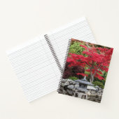 Japanse tuinlantaarn en rode mapelbladeren notitieboek (Binnen)