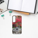 Japanse tuinlantaarn en rode mapelbladeren samsung galaxy hoesje<br><div class="desc">Bescherm uw Samsung Galaxy S22-telefoon met deze trendy telefoonhoes met het foto-afbeelding van een Japanse tuinlantaarn en rode esdoornbladeren. Een mooi, bloemig ontwerp! Selecteer de stijl van je telefoon. OPMERKING: Het is mogelijk dat u het afbeelding moet bewerken en aanpassen als dat nodig is bij het wijzigen van de telefoonstijl....</div>