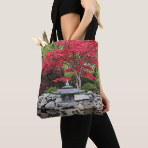 Japanse tuinlantaarn en rode mapelbladeren tote bag