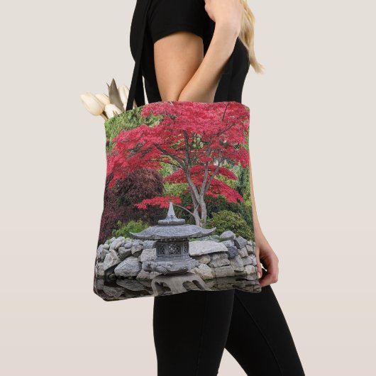 Japanse tuinlantaarn en rode mapelbladeren tote bag (Dichtbij)