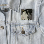 Japanse vrouwen die haar gezicht afvegen vierkante button 5,1 cm (In situ)