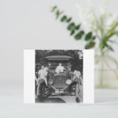 jaren '20 Kind op Auto Briefkaart (Staand voorkant)