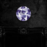 jaren '80 Koel Abstract | Paarse Passion Shapes Pa Ronde Klok<br><div class="desc">#abstractart Chic stijlvol moderne geometrische abstracte pop-kunst in een leuk ultra-violet paars minnaar palet dat de jaren '90 en '80 viert met volledig geweldige retro beelden. De willekeurige Memphis-stijl van de jaren 80 en 90 omvatte naadloze patronen van zigags en driehoekvormen in heldere pastels. Voor andere kleuren of passende producten,...</div>