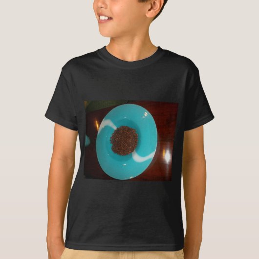 Java Vibes: Koffiebonen en Cyan Blue Bowl Art T-shirt (Voorkant)