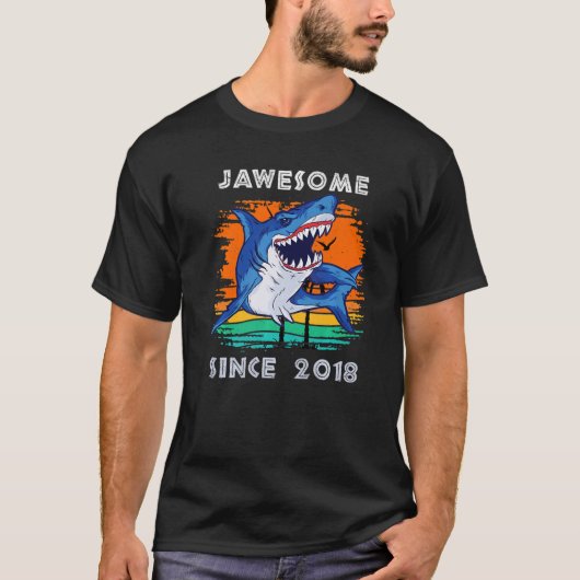 Jawsome Geweldige sinds 2018 Sharks Zee Ocean Fans T-shirt (Voorkant)