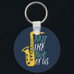 Jazz de twee grappige muziekoppen van ons sleutelhanger<br><div class="desc">retro orchestra en jazz muziekfan design voor degenen die viool en saxofone spelen in een muziekband of symfonie. Koel klassieke jazzkoopwaar voor saxofonist, violist, muzikant en kunstenaar. Grappig en grappig muziekspel voor viool- en saxofoneraar, orkestfan en mensen die gewoon van muziek houden. Geweldig souvenir, kerstcadeau en verjaardagscadeau voor familie en...</div>