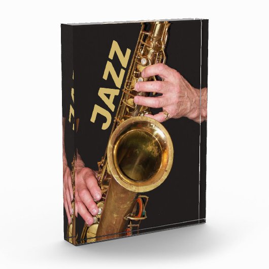 Jazzman die Gold Saxophone speelt Fotoblokken (Links)