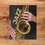 Jazzman die Gold Saxophone speelt Legpuzzel<br><div class="desc">Voor jazzmuziekventilatoren! Een veeleisende puzzel met een foto-afbeelding van een jazzman die zijn tijdrovende,  gouden kleurige,  tenor saxofonhoorn speelt,  samen met het woord "JAZZ",  gedrukt in goudkleurige blokletters. Fun voor de hele familie! OPMERKING: Afbeelding dat niet is ontworpen voor vierkante puzzelstijl.</div>