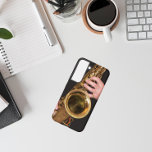 Jazzman die Gold Saxophone speelt Samsung Galaxy Hoesje<br><div class="desc">Voor muziekliefhebbers! Bescherm uw Samsung Galaxy S22-telefoon met deze trendy telefoonhoes met het foto-afbeelding van een jazzman die zijn versleten,  goudkleurige tenorsaxofoonhoorn speelt. Selecteer de stijl van je telefoon.</div>