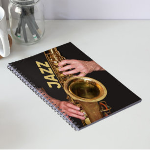 Jazzman die gouden saxofoon speelt notitieboek