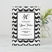 Jazzy Black & White Wavy Zebra Stripes Invitation Kaart (Staand voorkant)
