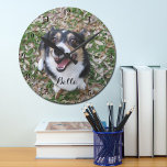 Je aangepaste foto-Pet Ronde Klok<br><div class="desc">Pas de foto van uw eigen hond aan op deze aangepaste huismuurklok en pas deze aan met hun naam onderaan. Een mooi gepersonaliseerd cadeau voor een hond- of katteneigenaar om hun liefde te immoraliseren.</div>