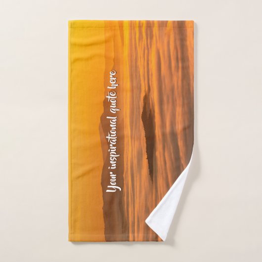 Je aangepaste tekstzonsopgang boven het mistroosti bad handdoek (Handdoek)