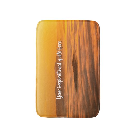 Je aangepaste tekstzonsopgang boven het mistroosti badmat (Voorkant Verticaal)