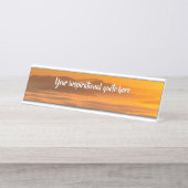 Je aangepaste tekstzonsopgang boven het mistroosti bureau naambordje (Voorkant)