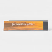 Je aangepaste tekstzonsopgang boven het mistroosti bureau naambordje (Voorkant)