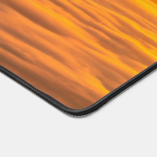 Je aangepaste tekstzonsopgang boven het mistroosti bureaumat (Hoek)