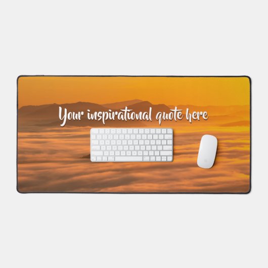 Je aangepaste tekstzonsopgang boven het mistroosti bureaumat (Keyboard & Muis)