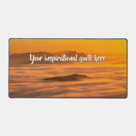 Je aangepaste tekstzonsopgang boven het mistroosti bureaumat