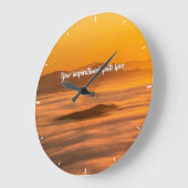 Je aangepaste tekstzonsopgang boven het mistroosti grote klok (Hoek)