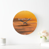 Je aangepaste tekstzonsopgang boven het mistroosti grote klok (Huis)