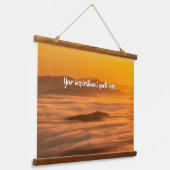 Je aangepaste tekstzonsopgang boven het mistroosti hangend wandkleed (Gebogen)