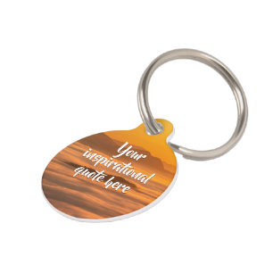 Je aangepaste tekstzonsopgang boven het mistroosti huisdierpenning