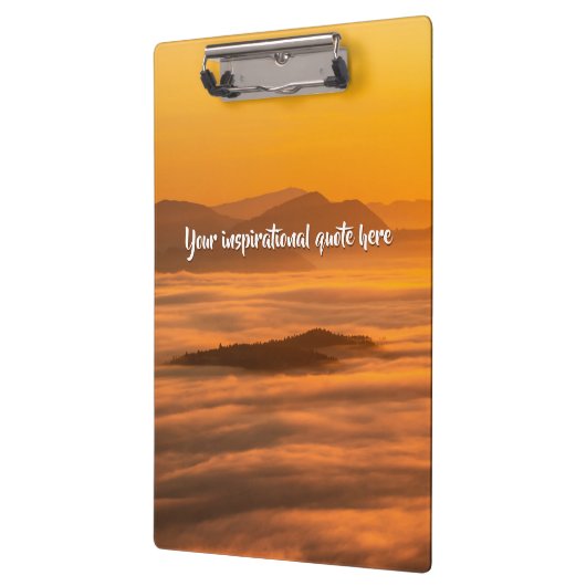 Je aangepaste tekstzonsopgang boven het mistroosti klembord (Links)