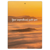 Je aangepaste tekstzonsopgang boven het mistroosti klembord (Achterkant)