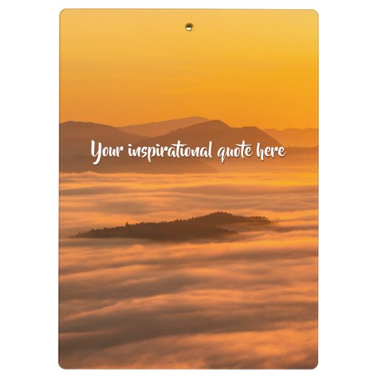 Je aangepaste tekstzonsopgang boven het mistroosti klembord (Achterkant)
