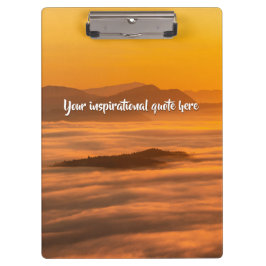 Je aangepaste tekstzonsopgang boven het mistroosti klembord