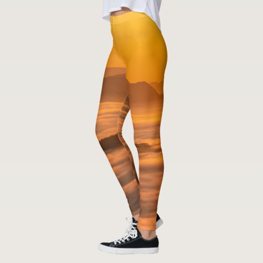 Je aangepaste tekstzonsopgang boven het mistroosti leggings (Links)