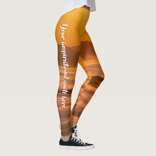 Je aangepaste tekstzonsopgang boven het mistroosti leggings (Rechts)