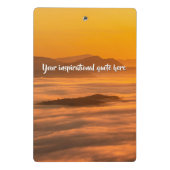 Je aangepaste tekstzonsopgang boven het mistroosti mini klembord (Achterkant)