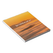 Je aangepaste tekstzonsopgang boven het mistroosti notitieblok (Schuin)