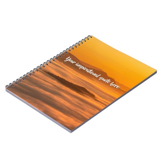 Je aangepaste tekstzonsopgang boven het mistroosti notitieboek (Linkerzijde)