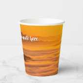 Je aangepaste tekstzonsopgang boven het mistroosti papieren bekers (Achterkant)