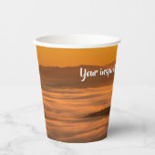Je aangepaste tekstzonsopgang boven het mistroosti papieren bekers (Voorkant)