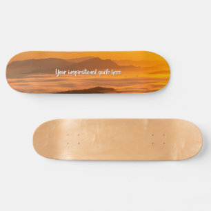 Je aangepaste tekstzonsopgang boven het mistroosti persoonlijk skateboard