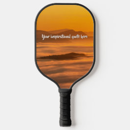 Je aangepaste tekstzonsopgang boven het mistroosti pickleball paddle