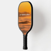 Je aangepaste tekstzonsopgang boven het mistroosti pickleball paddle (Links)